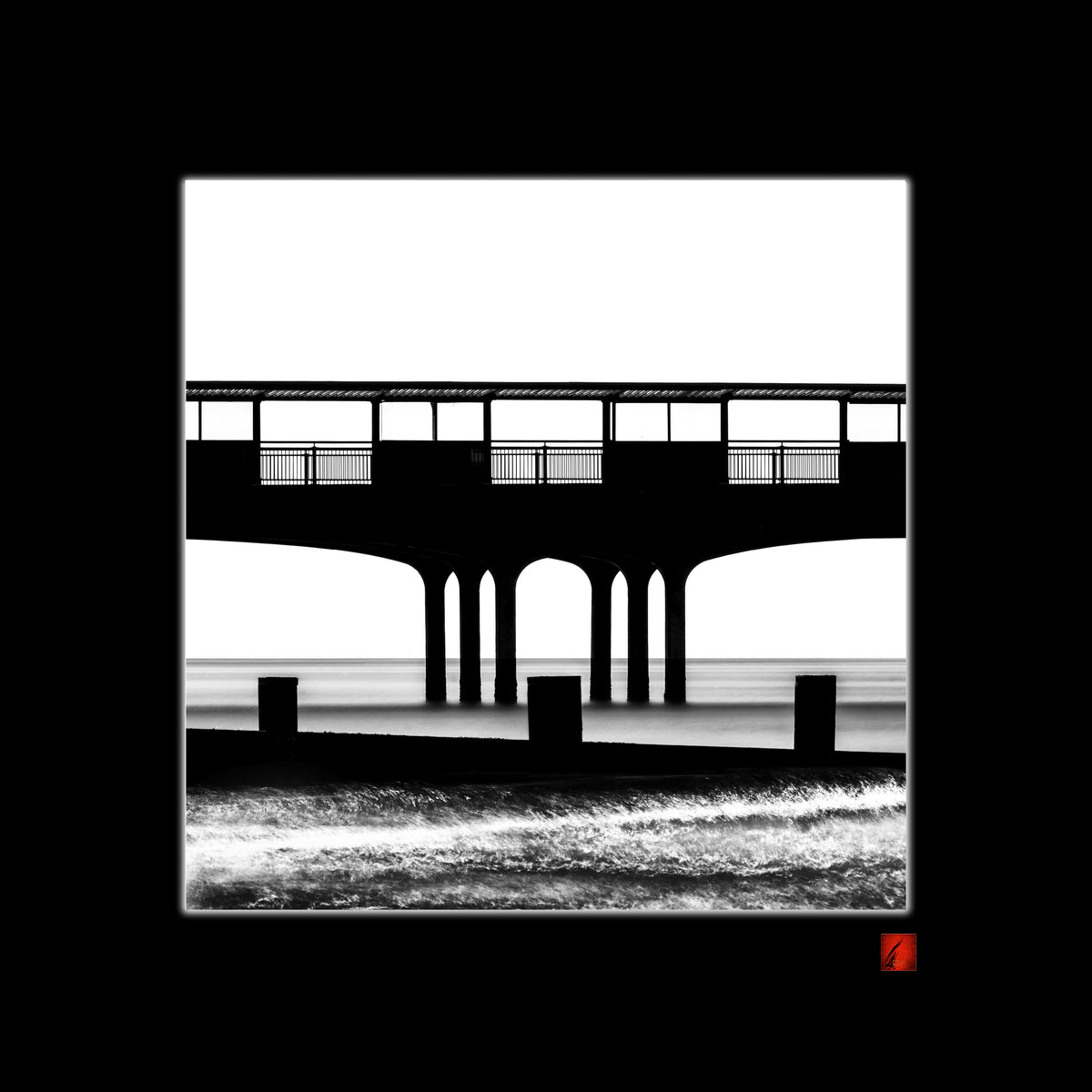 PIER IN CONTRAST | 対比の桟橋